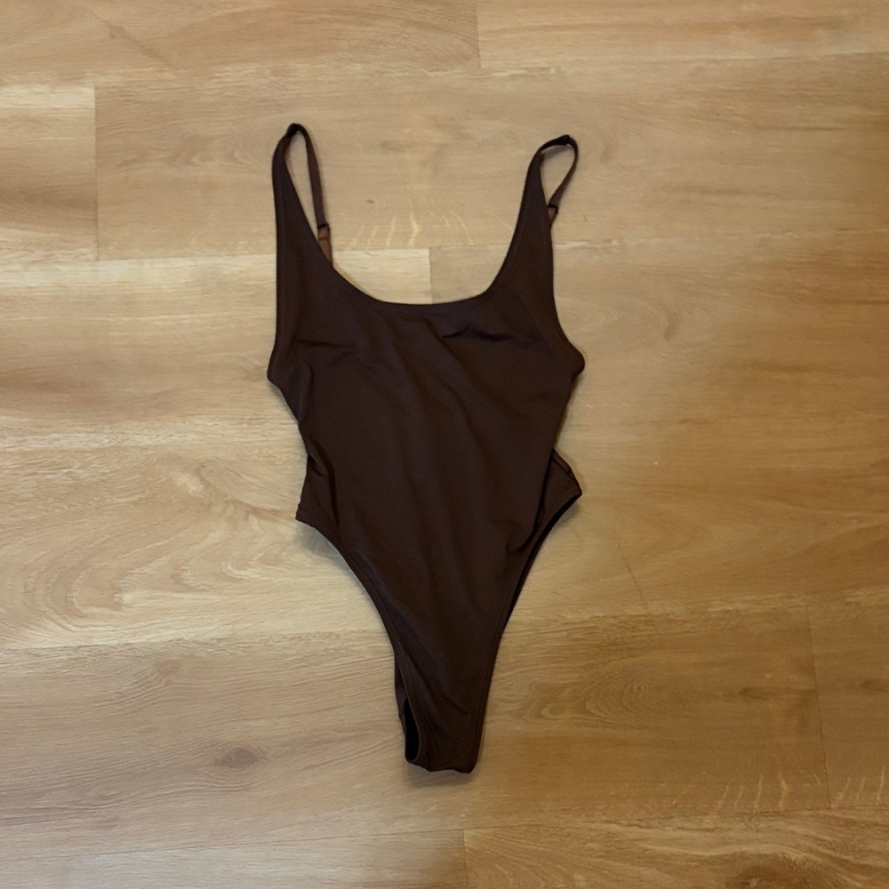 SKIMS Scoop One-Piece Swimsuit - Chocolate Brown xs